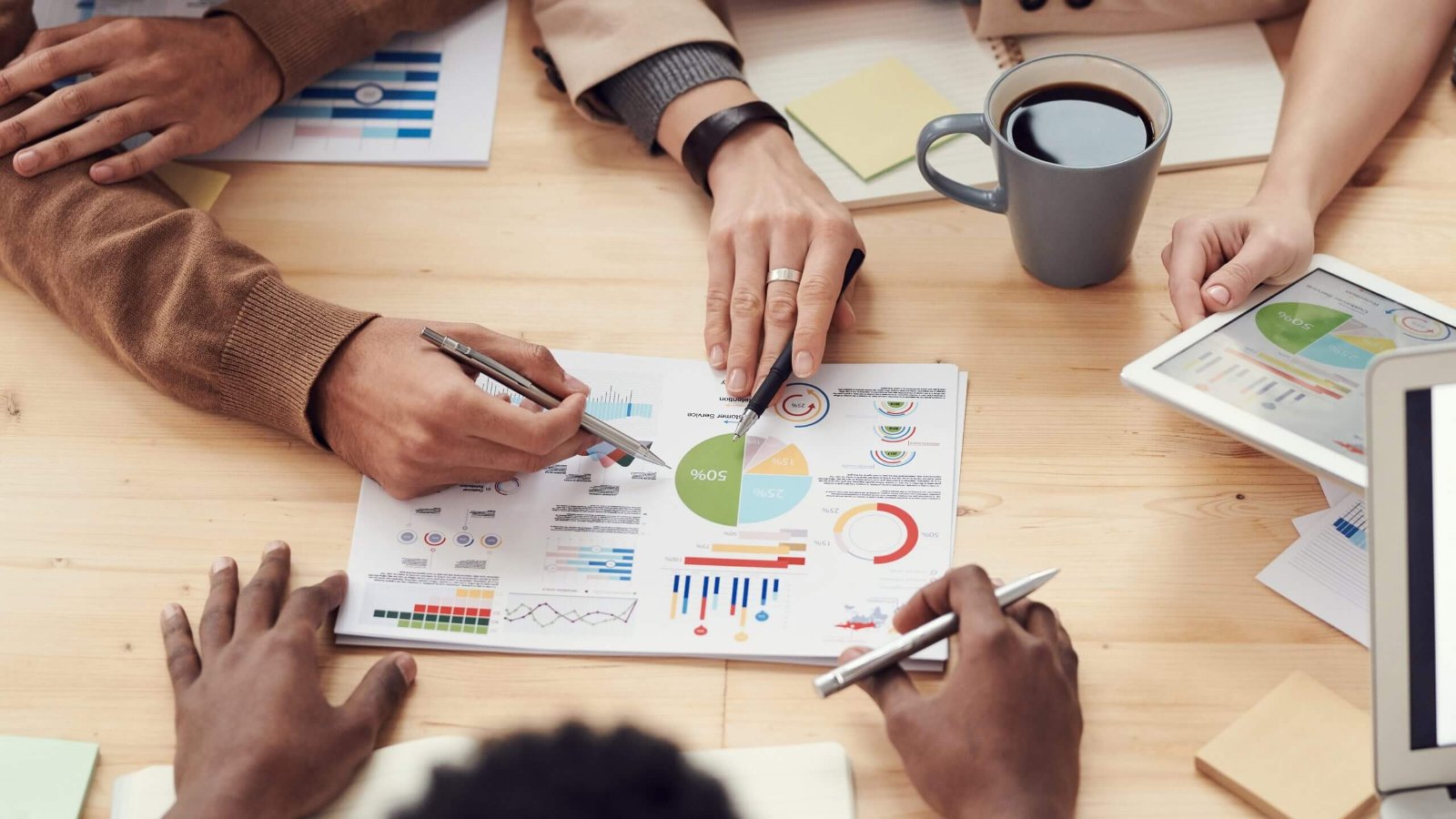 Equipo analizando los beneficios de una franquicia para entrar al mercado de EE. UU.